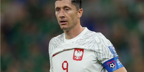 ليفاندوفسكي يعود للمنتخب البولندي بعد مكالمة هاتفية حاسمة مع المدرب الجديد